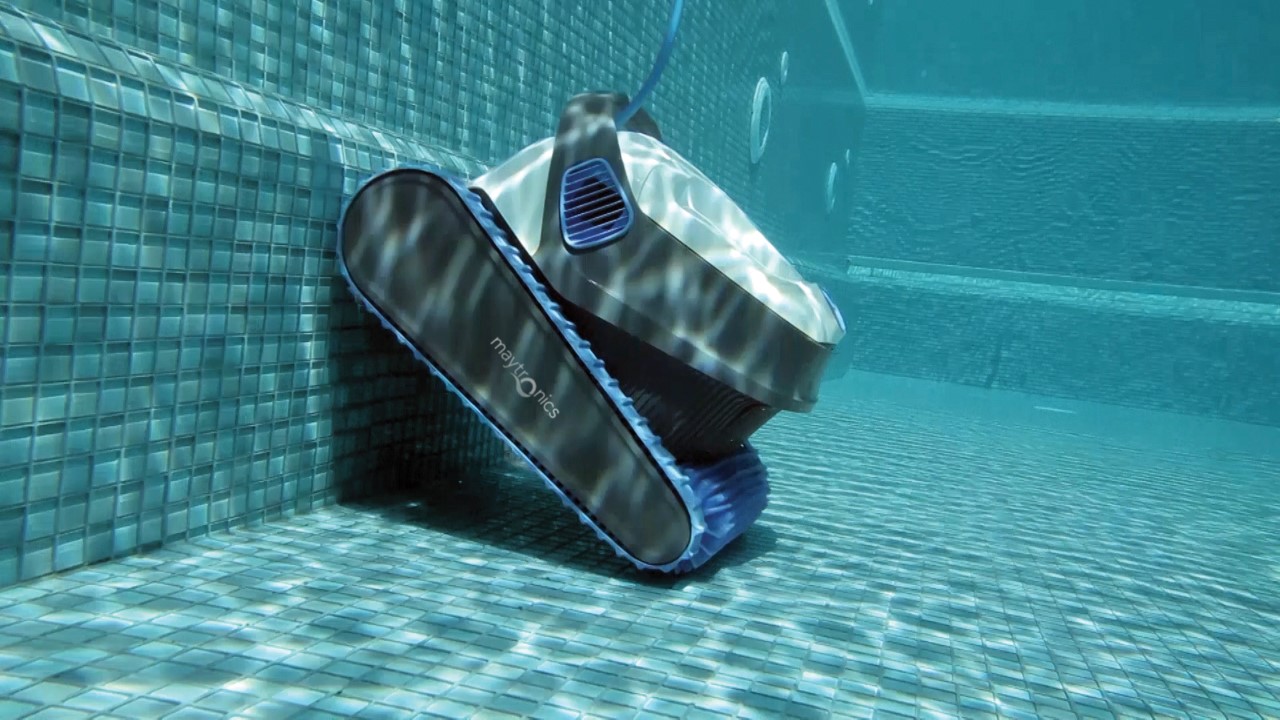 What is a robotic pool cleaner?